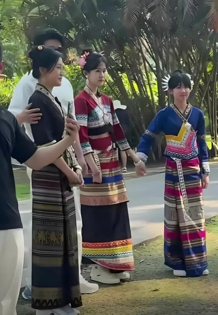 陆毅女儿长腿基因陆毅女儿的长腿基因也太绝了！妥妥的遗传到爸妈的好身材，又细又直超