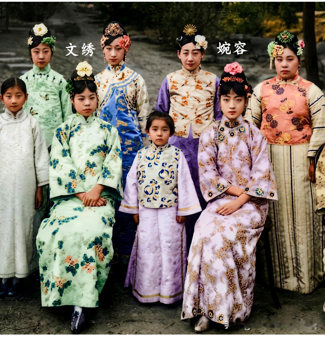 一九二五年，在天津张园的婉容和文绣。这而非演戏，也绝非电视中的饰演者，确是婉容和