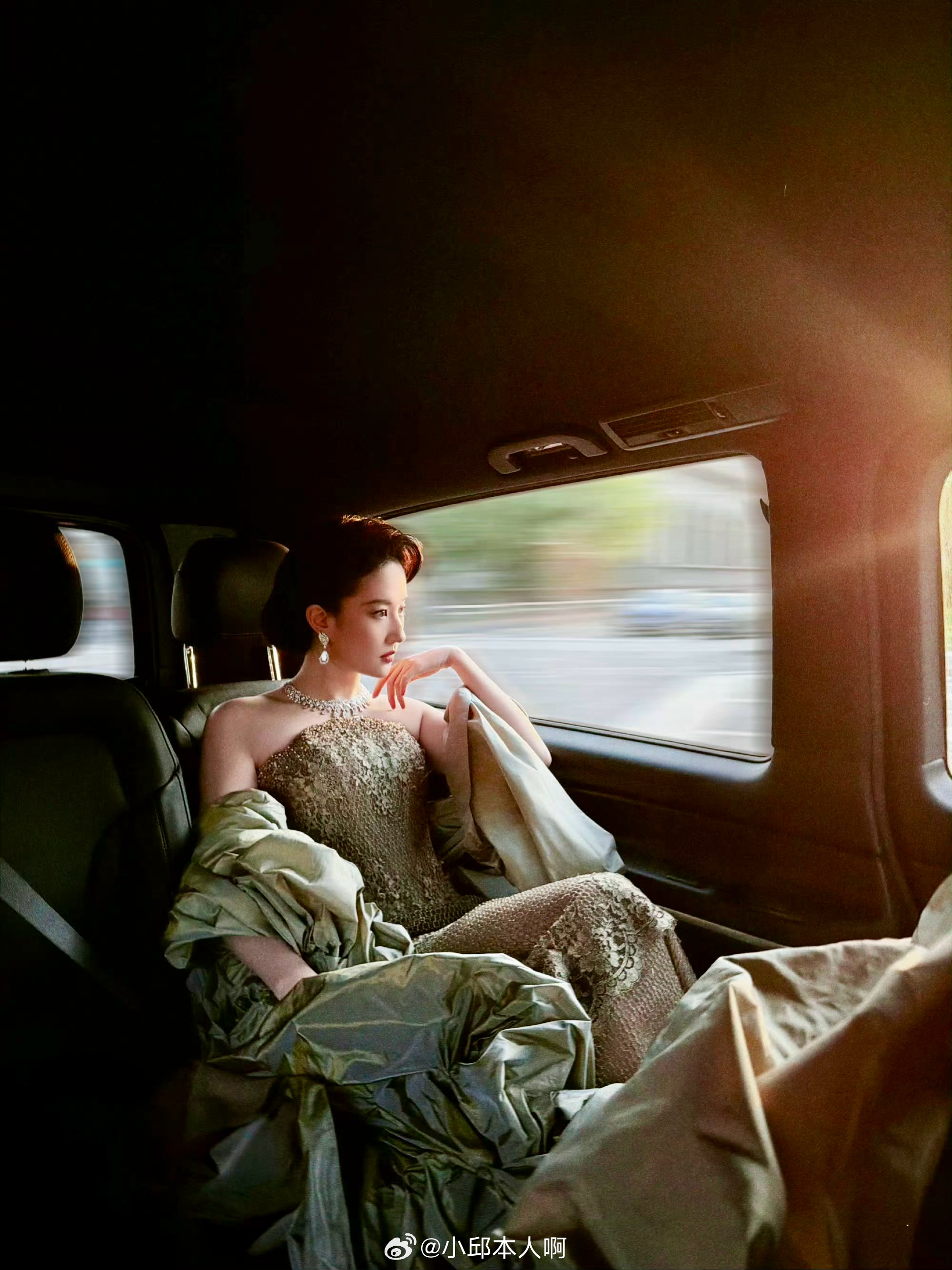 神仙姐姐车内的大片来了，超美，太喜欢了～刘亦菲车内大片