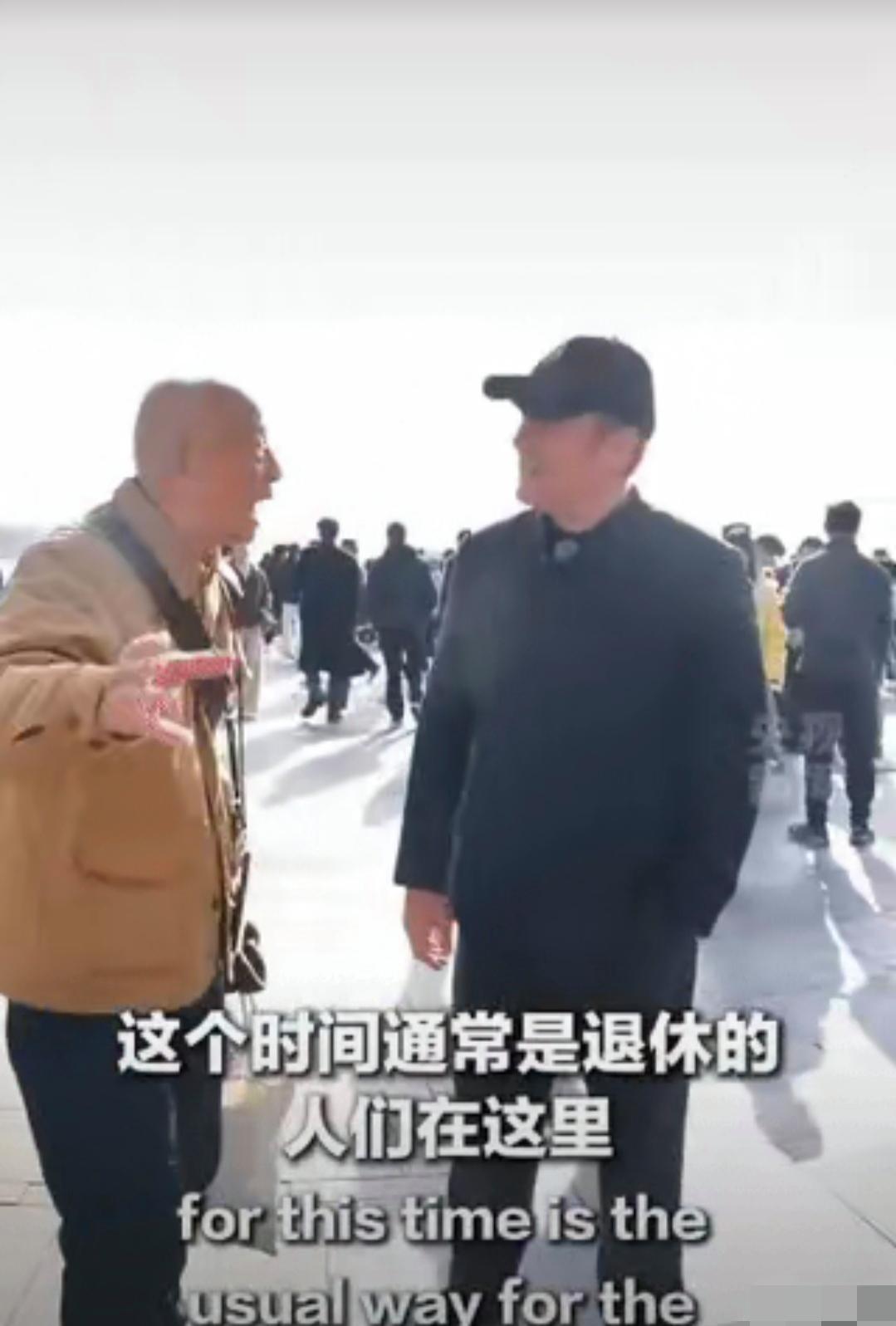 “这位老爷爷火上央视啦！”近日，在杭州西湖边，一位97岁老爷爷与朋友聚会时，被一