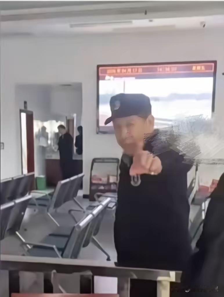 就因为上个厕所，硬生生把自己的饭碗给砸了！说句实话，各个单位的保安多是单位最底层