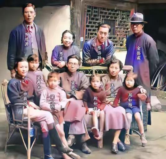 勿同恶人评对错，
宁与君子论高低。
横批：《评论》