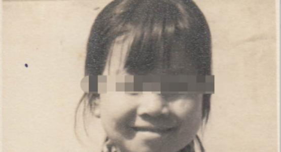 1990年，陕西一个13岁的小姑娘，将农药倒在了亲生父母的碗里，还将9岁的弟弟扔