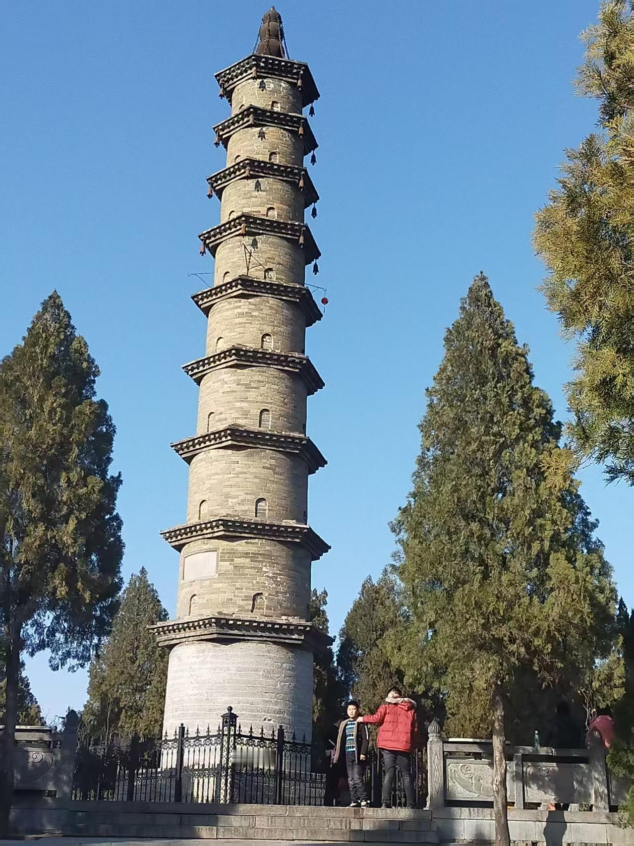 这塔看着也太有年头了！灰砖垒的，一层一层往上收，檐角还挂着小铃铛（可惜没听见响）