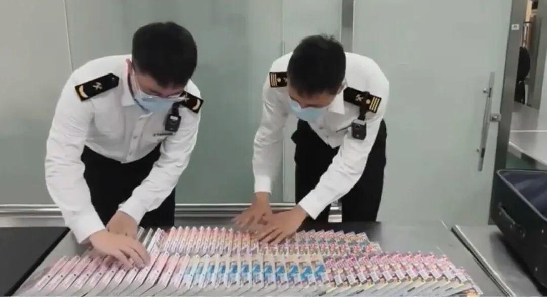 辣眼睛！一名旅客胆大包天，把几十册封面印着“未满十八岁者不得观赏”的淫秽书籍，偷