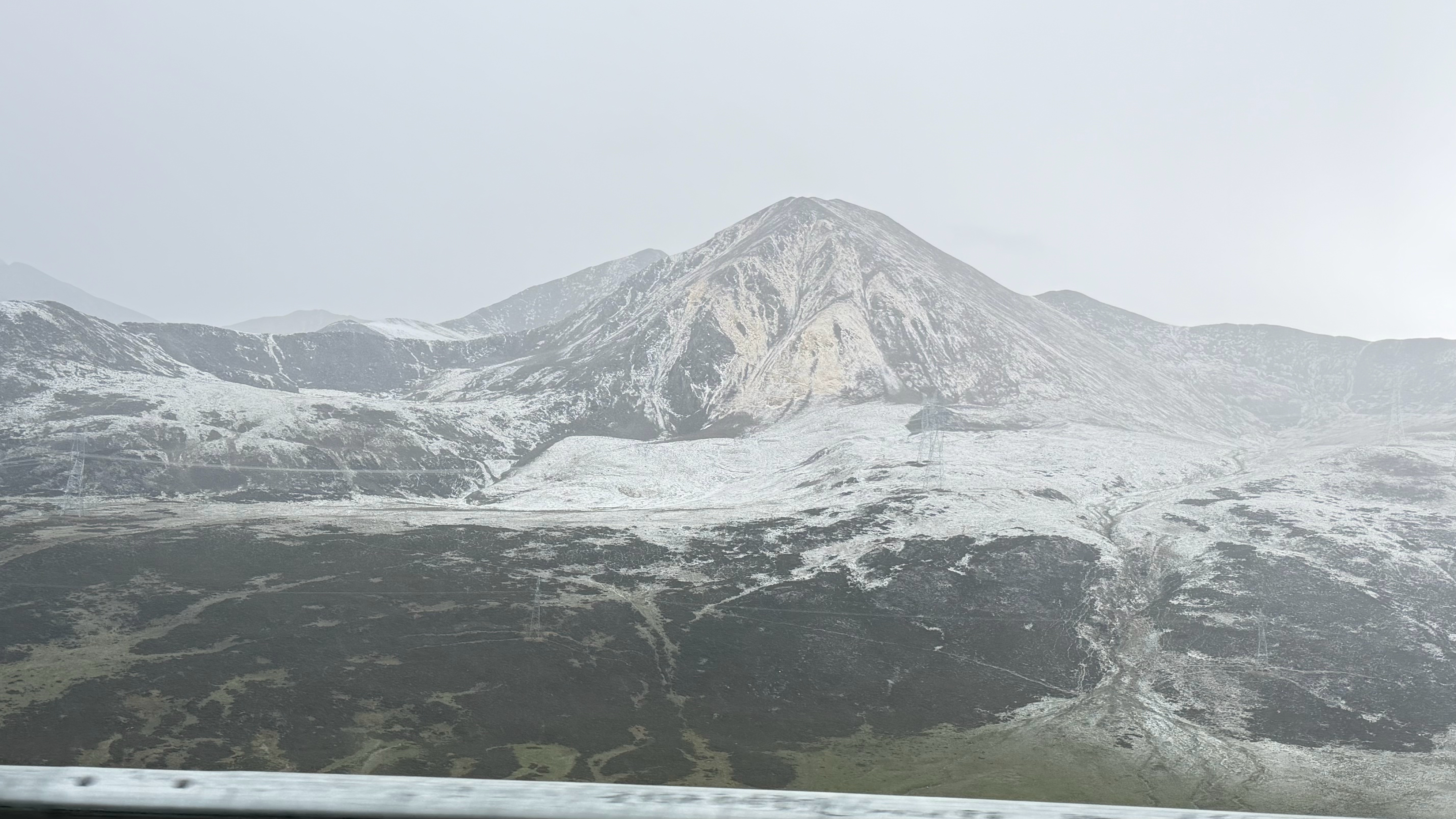 山上下大雪，这里目前属于我从拉萨过来的最烂路段爬坡35公里，电耗19.6，这个雪