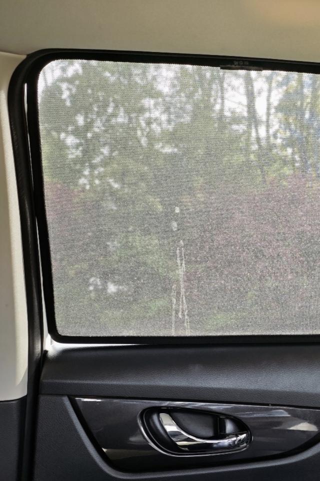 给大家推荐一个好东西，这就是车窗遮阳帘。夏天来了，阳光比较的烈，外出的时候虽然可