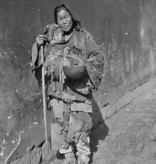 1949年，湖南平江解放后，有一个乞丐模样的妇人，径直走进了县委大院，当门口的守
