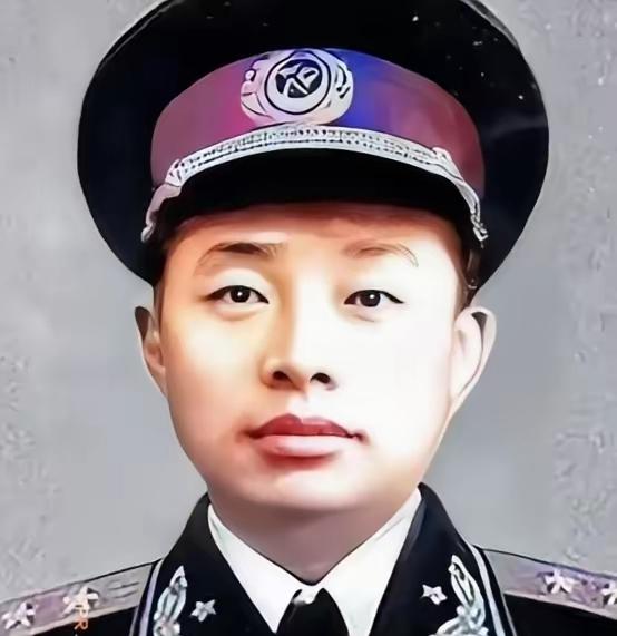 1955年，授衔台上，一张年轻稚嫩的面庞，却肩扛中将军衔，着实令人惊叹，不禁让人