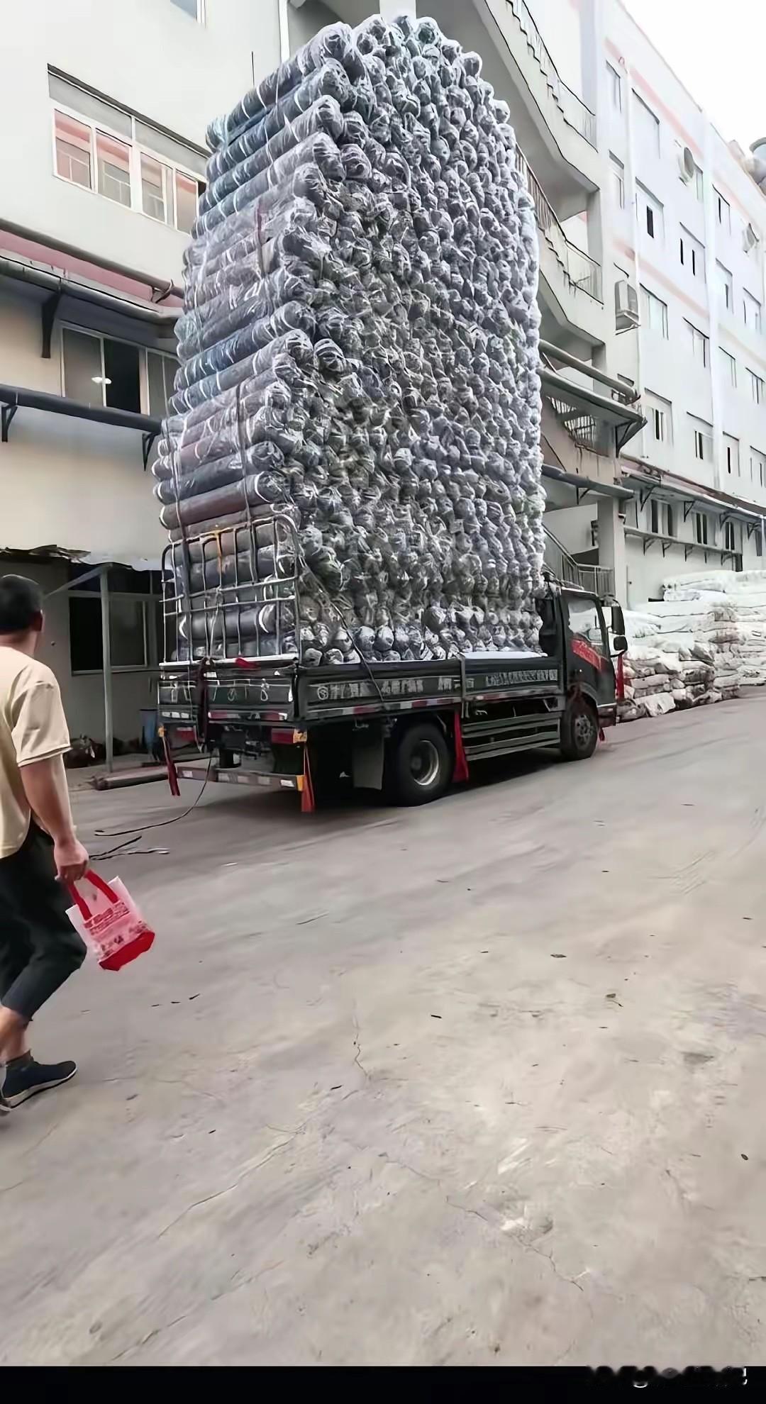 堆这么高，路上不安全吧？