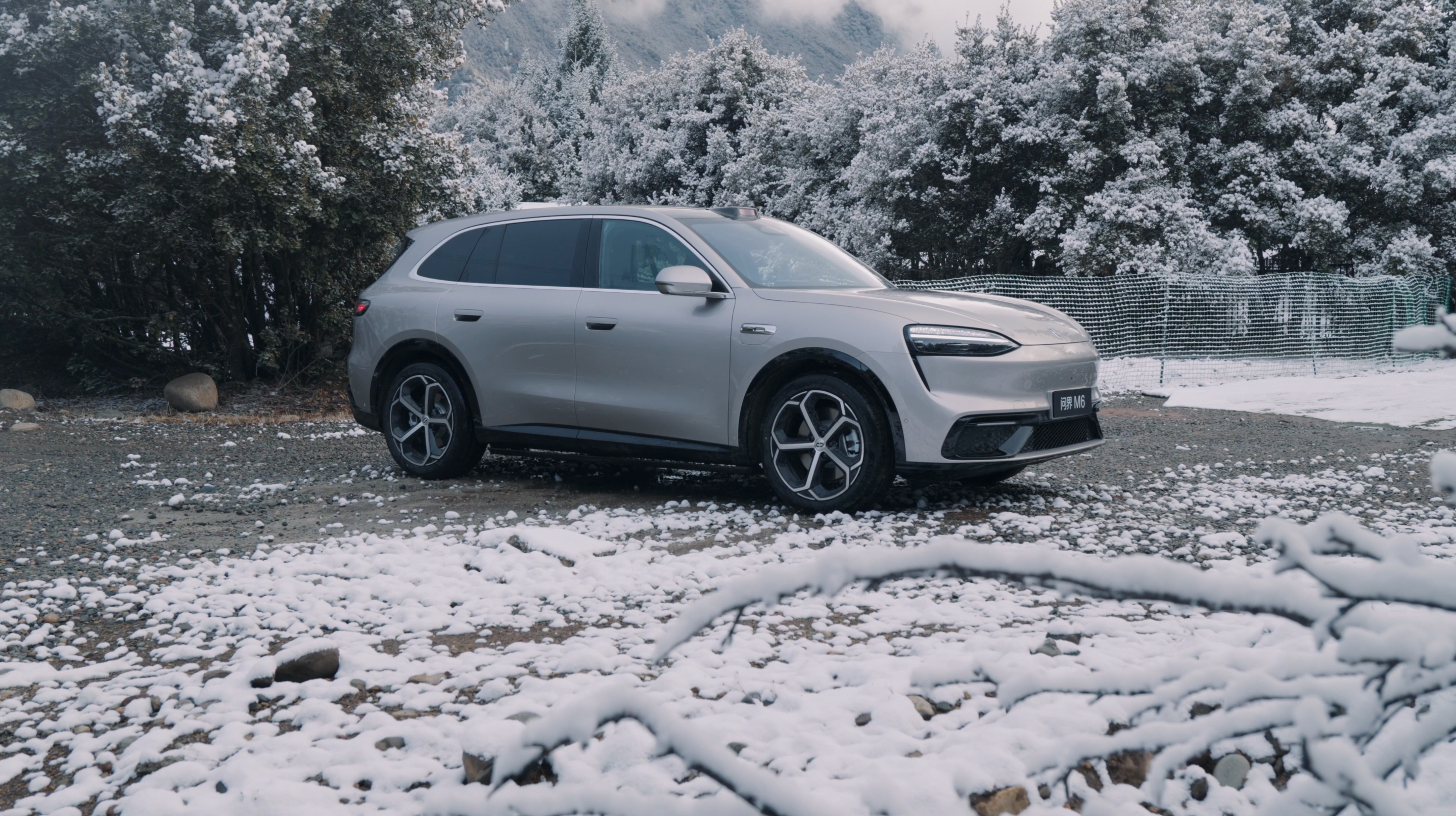 问界M6动态评测首发现在新能源车都爱卷零百加速，反而忽略了刹车这个更要命的指标。