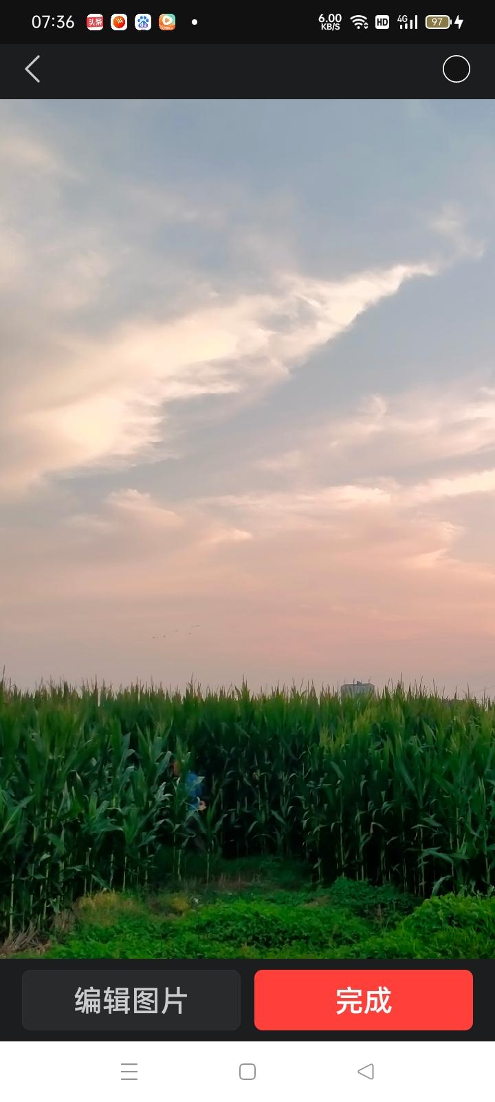西山吞落日，
东海吐日出。