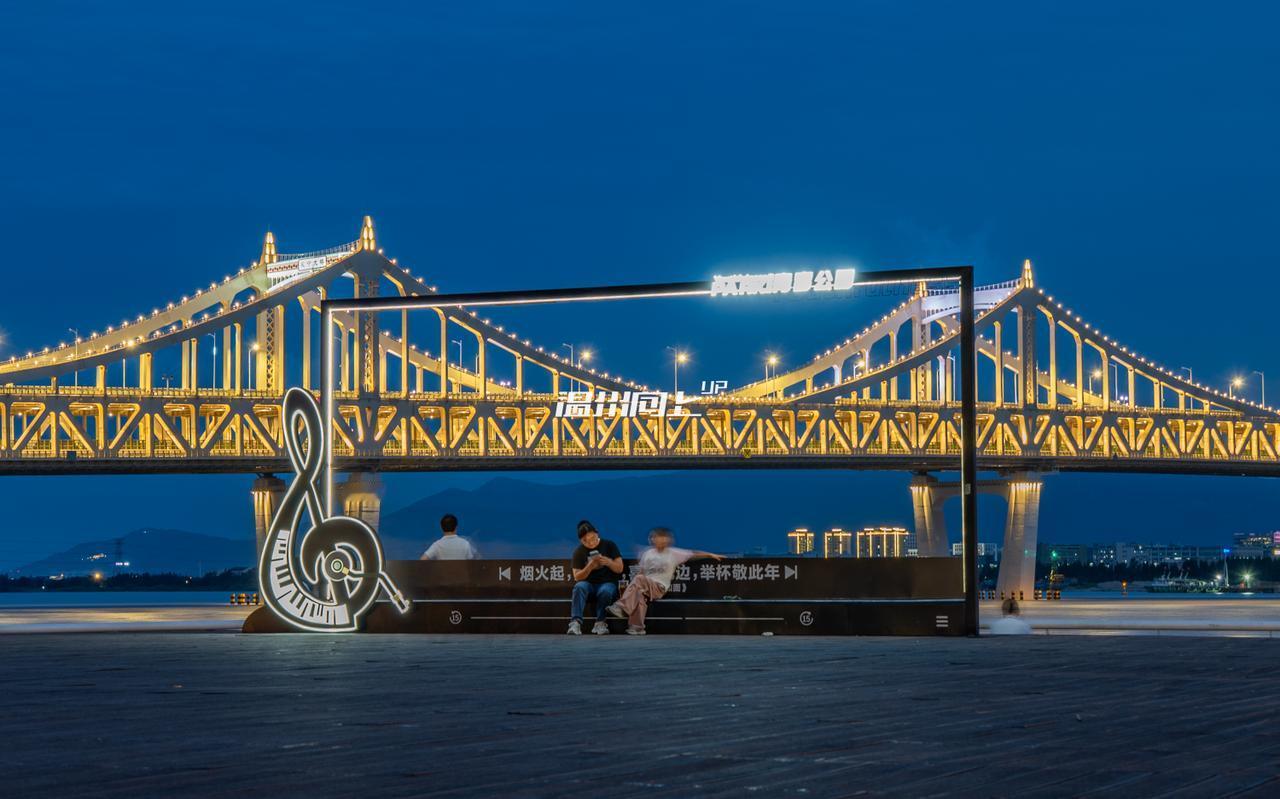 瑞安永宁大桥，全国少见的三桥合一的大桥。夜景透露着满满的发达感