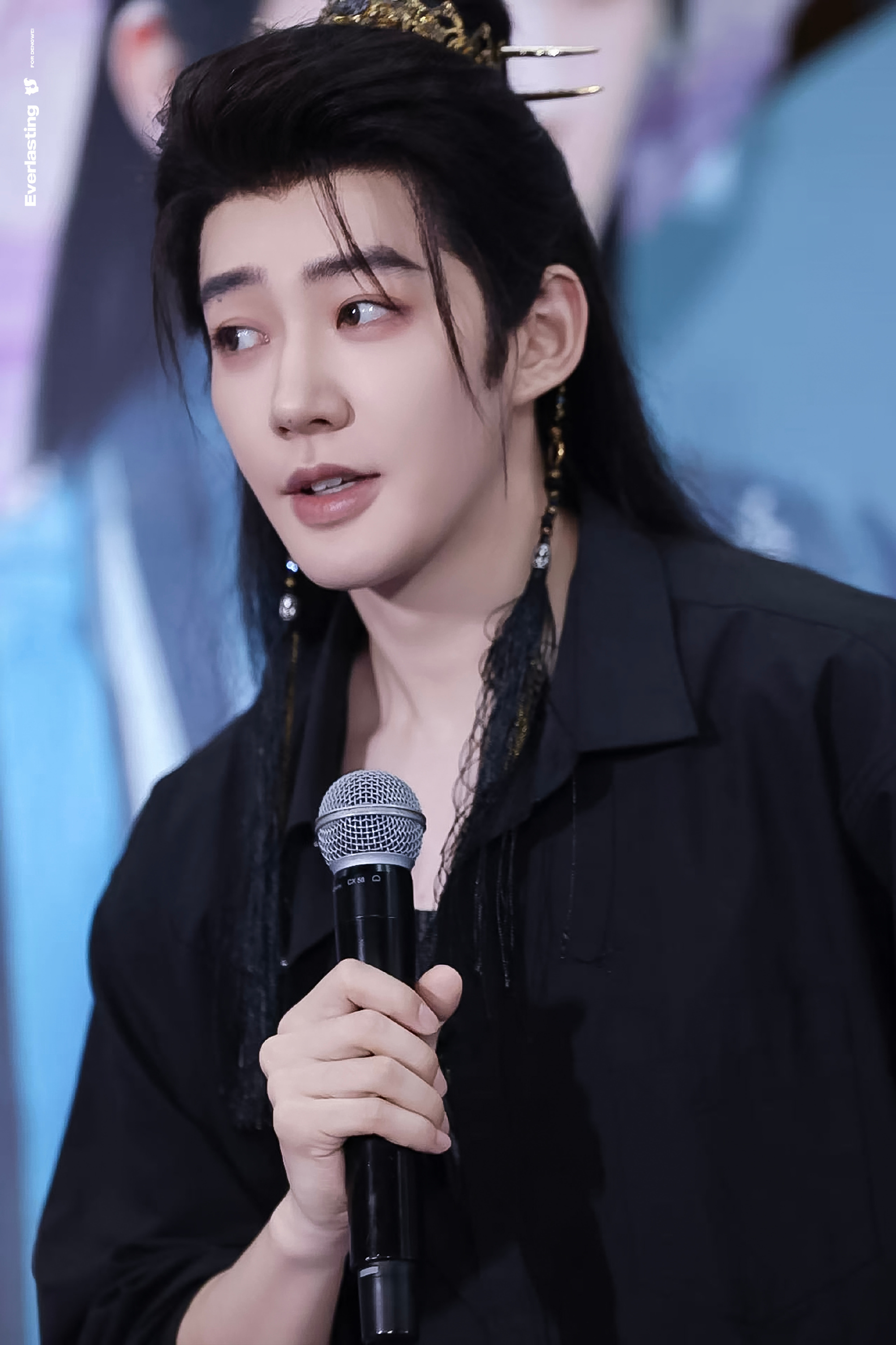 邓为《百妖谱》开机站姐出图看起来好魁梧 