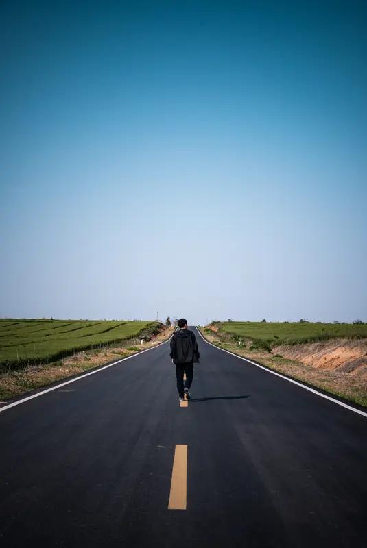 世间本无路，走的人多了，便成了路。现实中，铁路、公路、水路宽广，然而行人如织。人