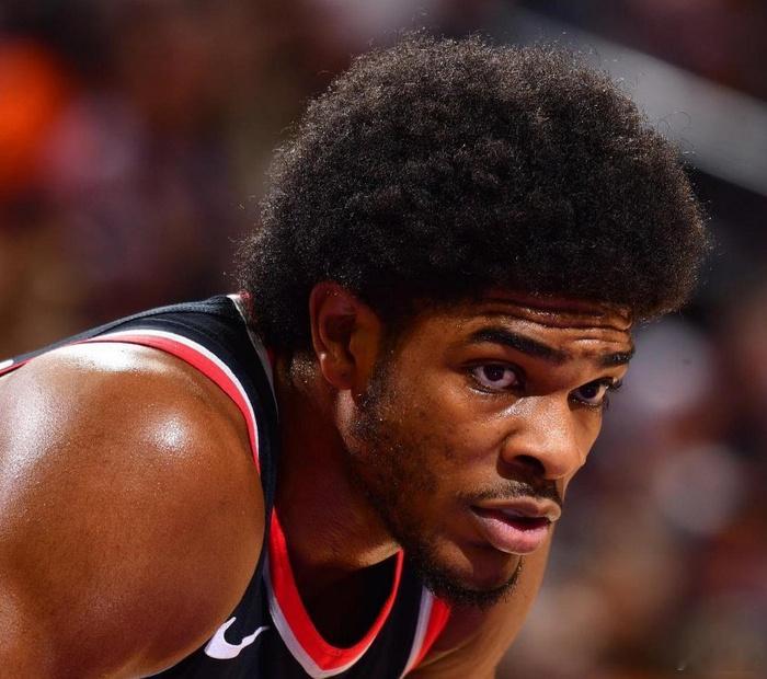 季后赛是强者的舞台，是强者证明自己的凭证。G1出战27分钟，11中7拿下18分，