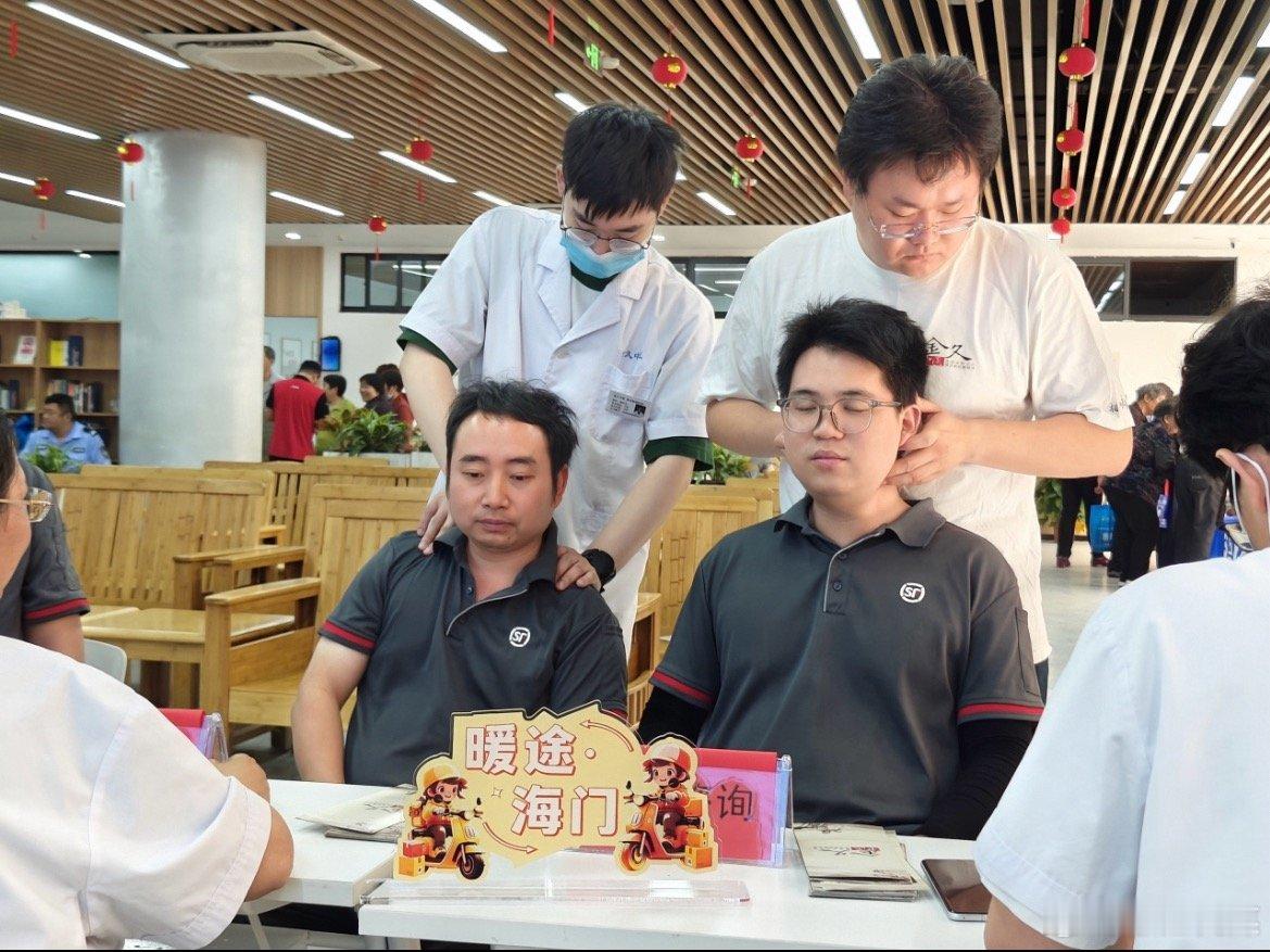 小满聚邻里台州温情暖户外 小满时节暖邻里！椒江公益集市开市，便民服务温情送到家门