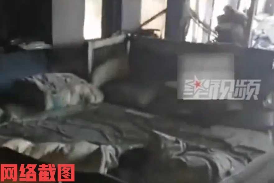 湖北武汉有五岁男孩太过顽皮，而让家里遭受意外。

男孩也是在家里拿打火机点燃了手