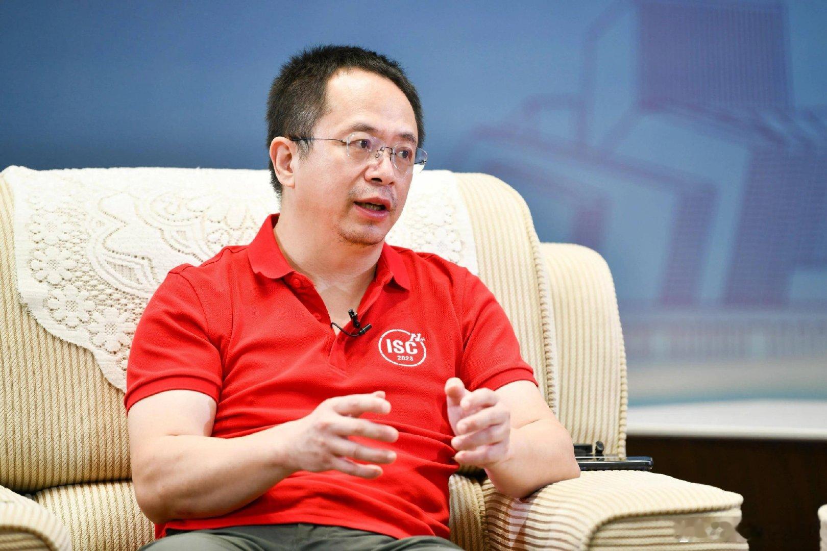 360集团创始人周鸿祎接受媒体采访时表示：“过去我们需要理科生编程序，但现在程序