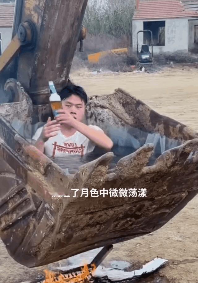 哥们，这日子挺潇洒的，开着挖机，做着烧烤，一样也不耽误！