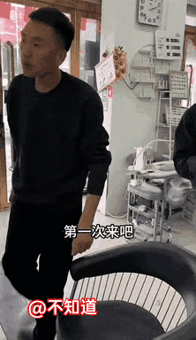 这帅哥飞身离开座位
已经够快的了
仔细一看
衣服都穿好了
心理阴影要多大