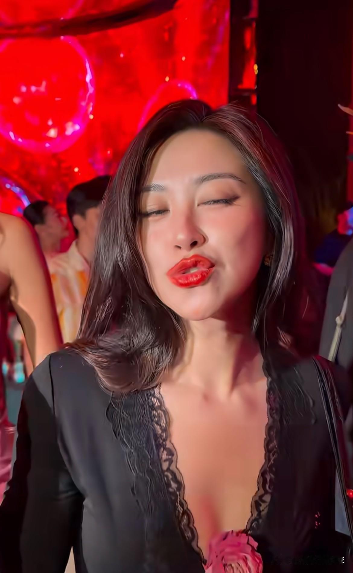 朱珠派对送吻了💋
烈焰红唇太诱人了，果然性感还是看她啊，完全不扭捏作态，和吴大