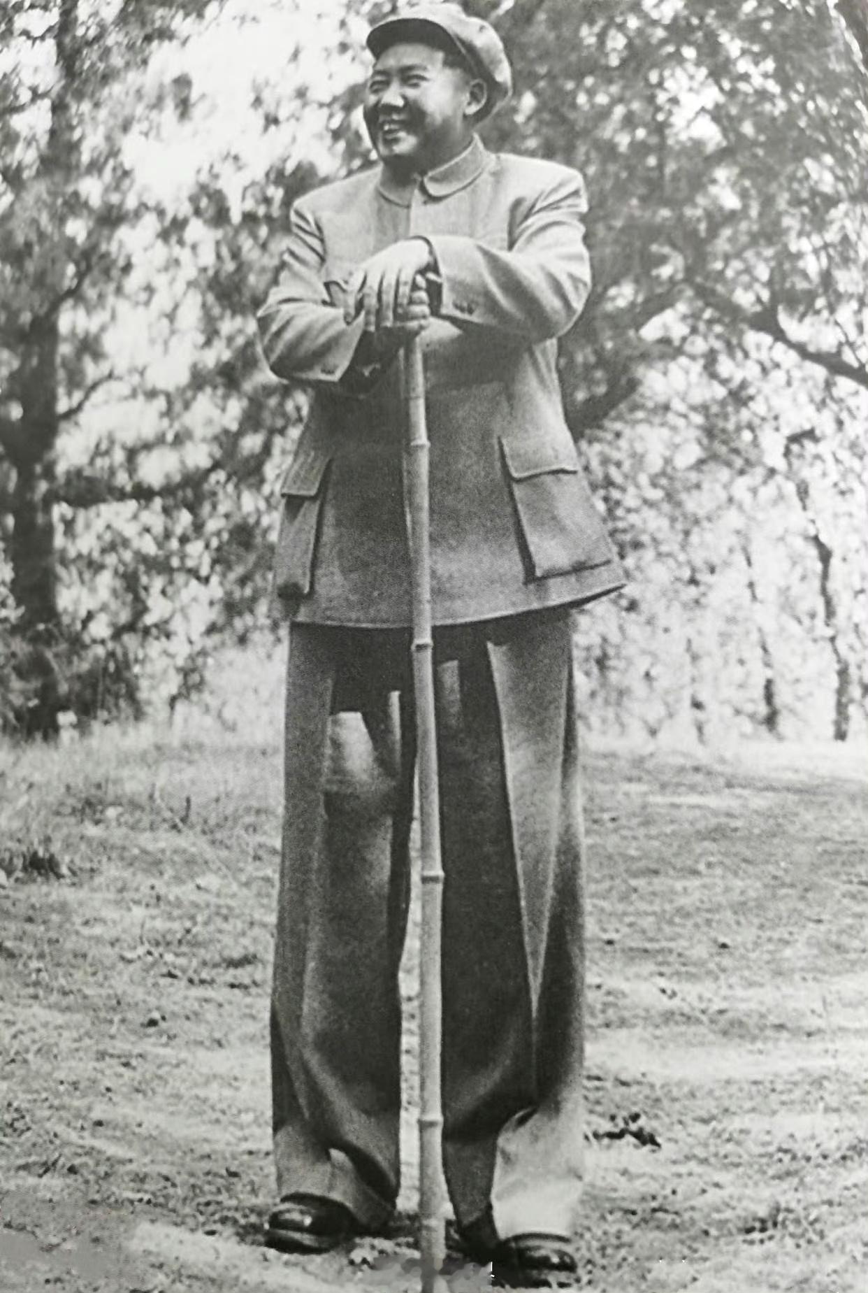 蒋介石在多个历史时期和地点曾乘坐滑竿。图2为1936年10月蒋登华山时坐滑竿的情