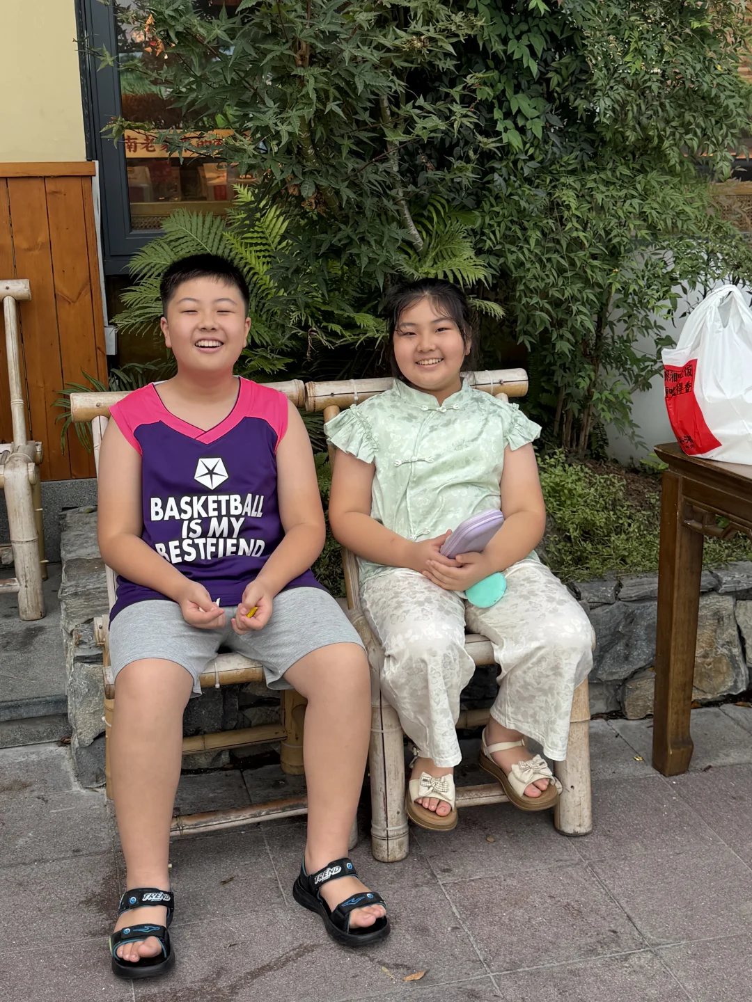 捕捉两只小可爱，坐竹椅不亦乐乎😄