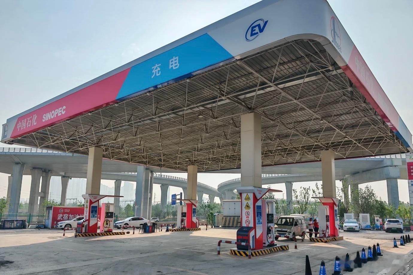 燃油车卖不动了加油站怎么办 现在南方经济好一些的市区，路上绿牌车的比例已经非常高