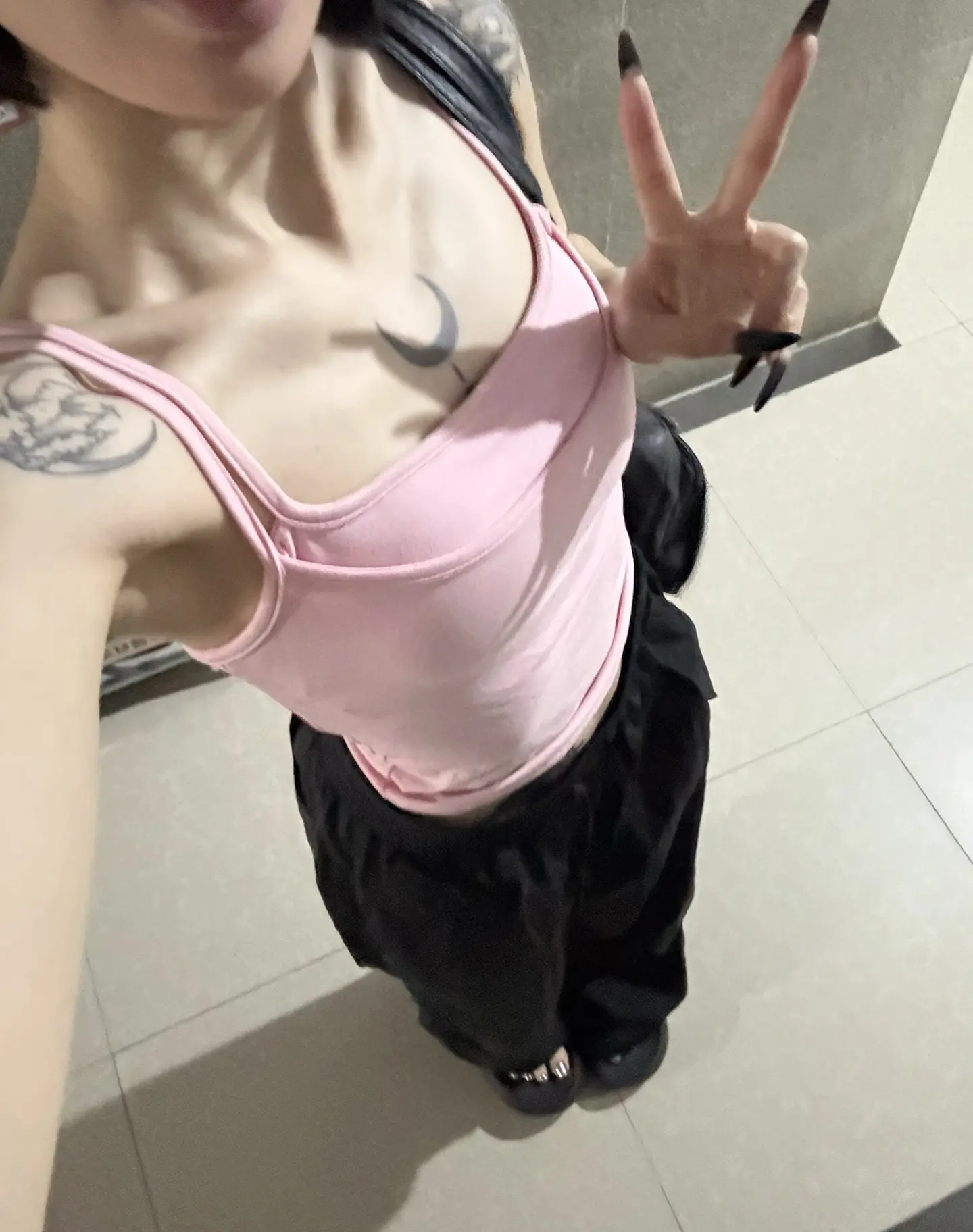 成为了小时候眼中的漂亮姐姐 穿着喜欢的鞋子和裙子 背着喜欢的包包 可是...