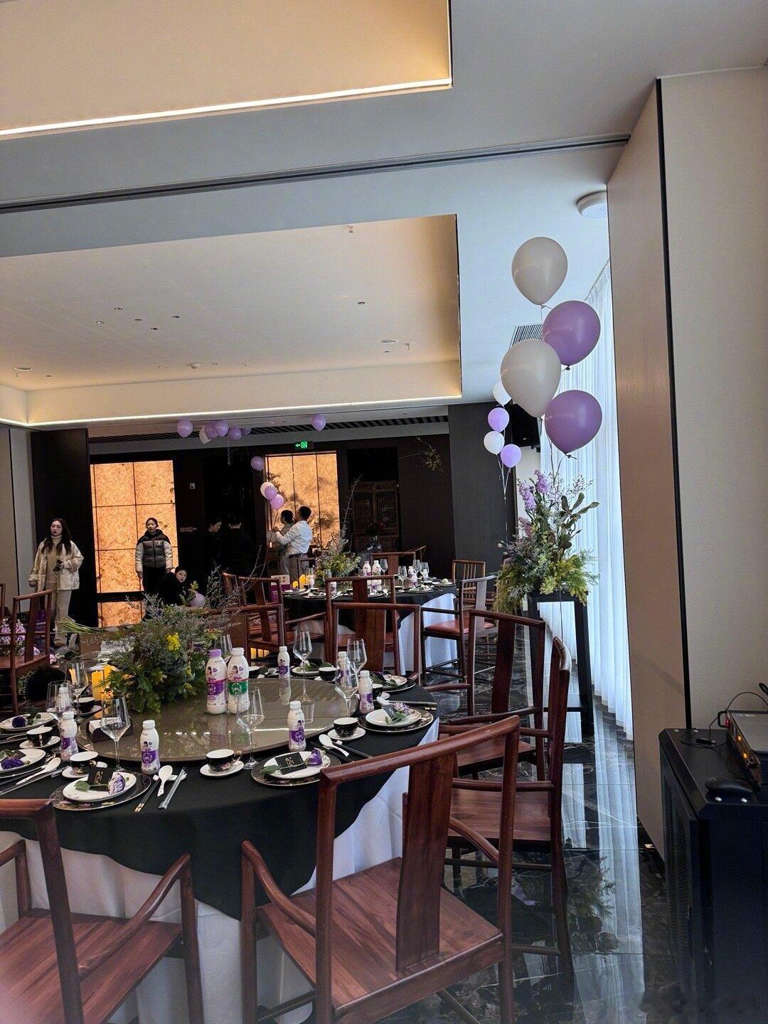 赵露思请粉丝吃饭的布置  这个餐厅和喜宴有什么区别，还放了紫色的气球和紫色的装饰
