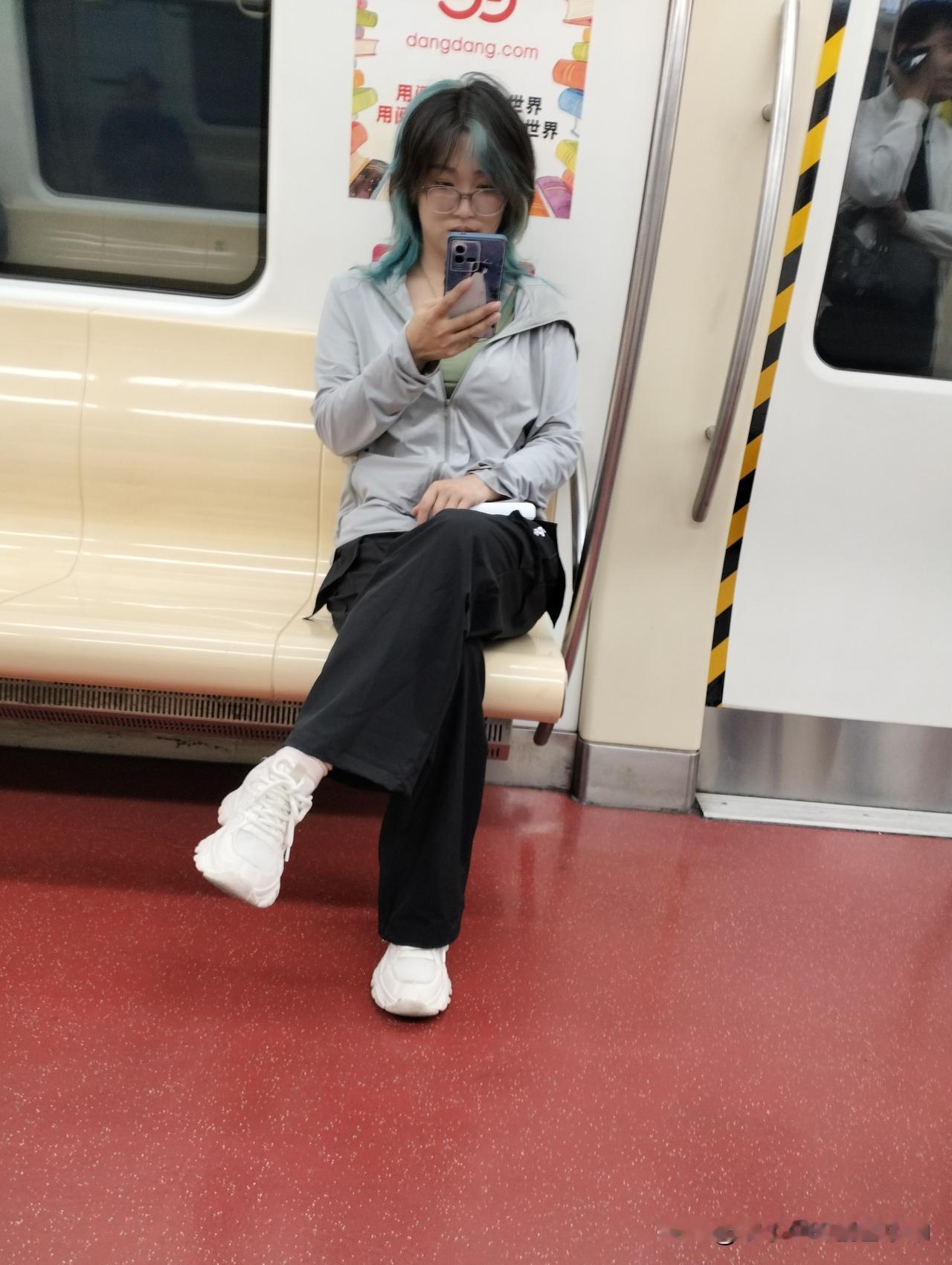 五一假期真是捅人窝了吧？你看北京地铁一号线上人也不多了！