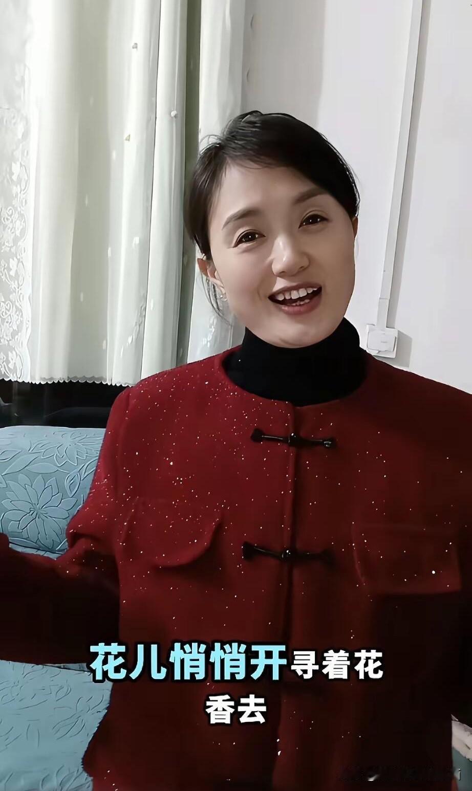 这就是一个普通的美女，穿搭得体，扎着马尾，微笑看向镜头还有点像某一个女明星，大家