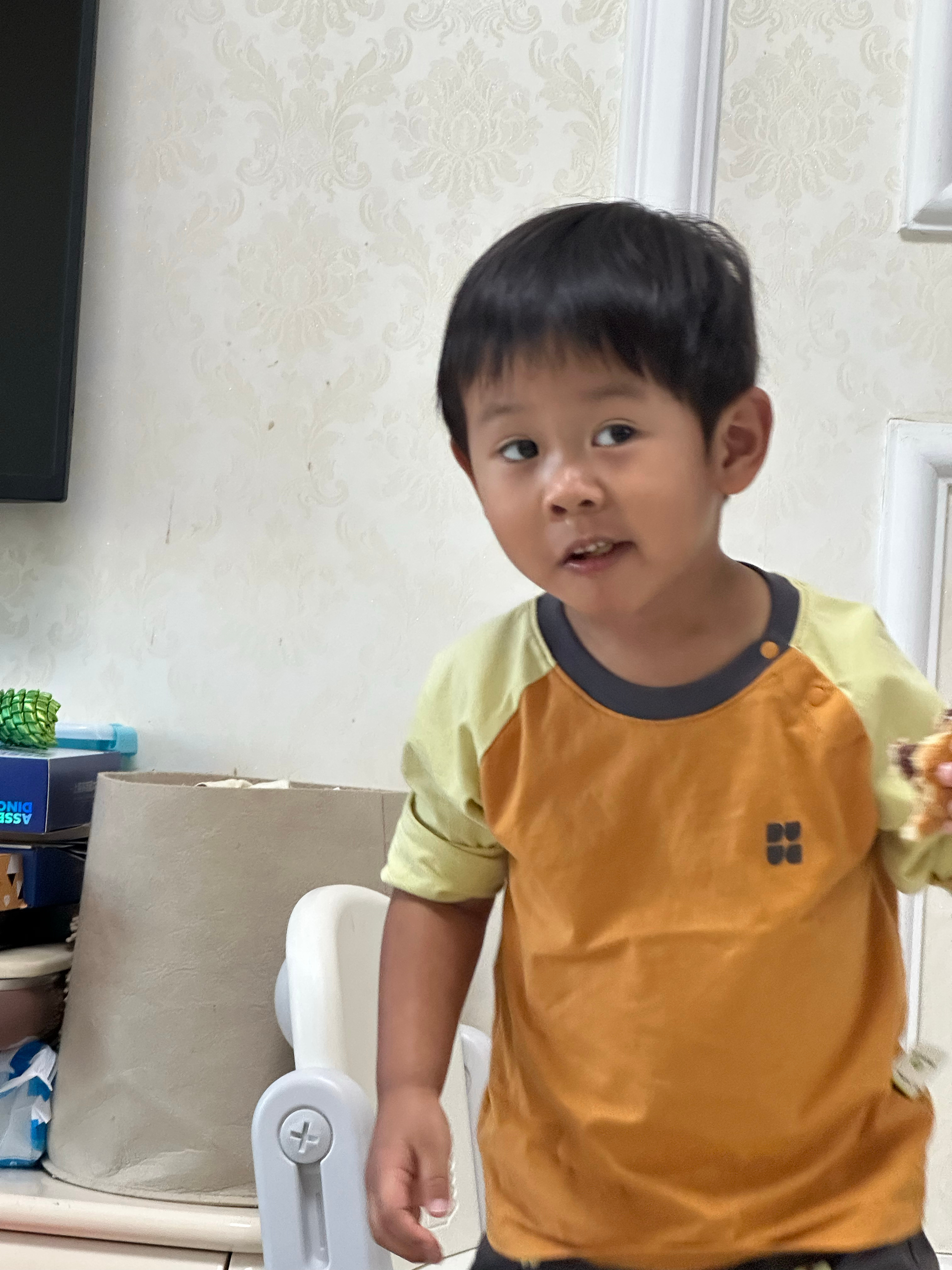 给俩孩子分个红豆包，年糕偷瞄到图图也在吃，立刻跑起来看图图吃的是什么，跟自己的一