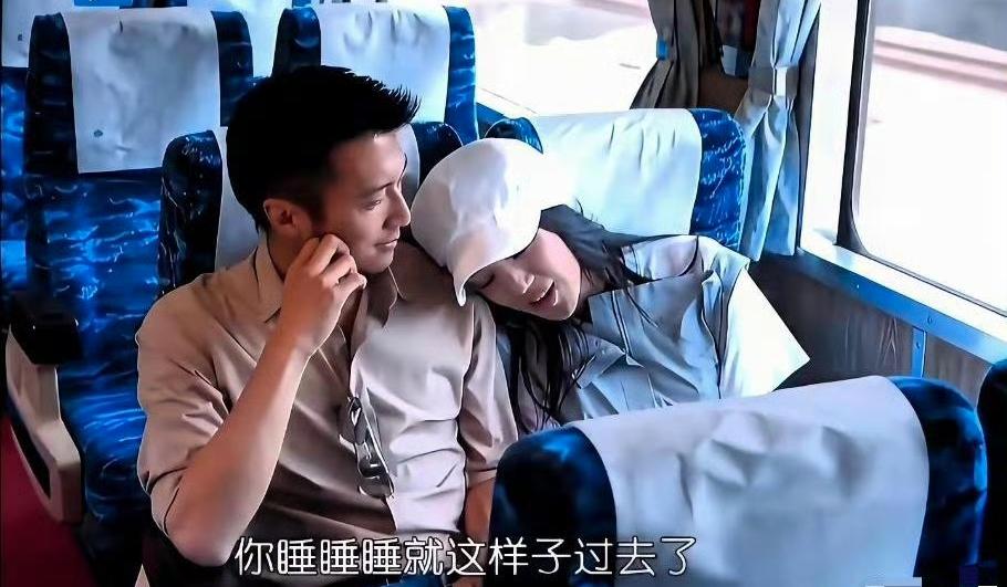 舒淇是真不怕王菲吃醋，直接靠在谢霆锋肩上就睡了，谢霆锋那百般宠溺的眼神差点让人误