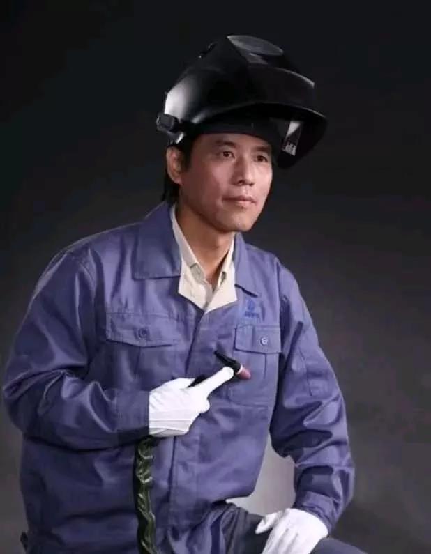 火箭发动机上出现了 200 多处裂纹，许多专家果断地说这个焊接不合格。然而，这时