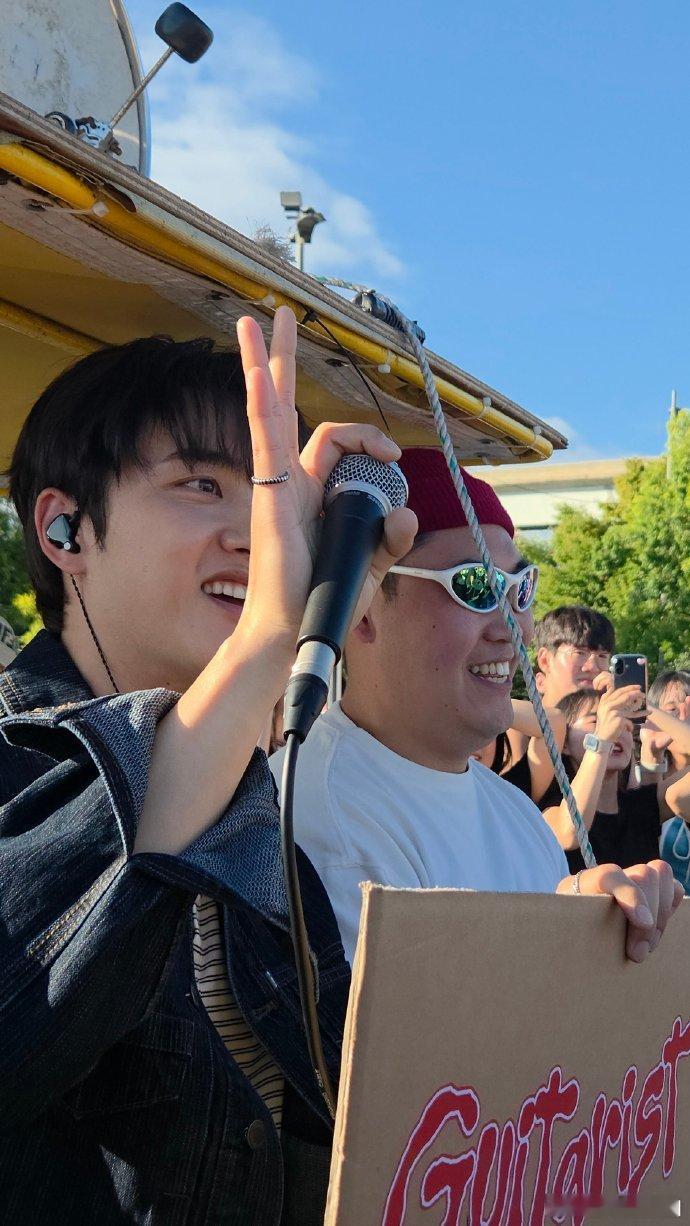 都暻秀汉江街头演唱都暻秀边骑车边唱popcorn都暻秀汉江街头骑行开唱popco