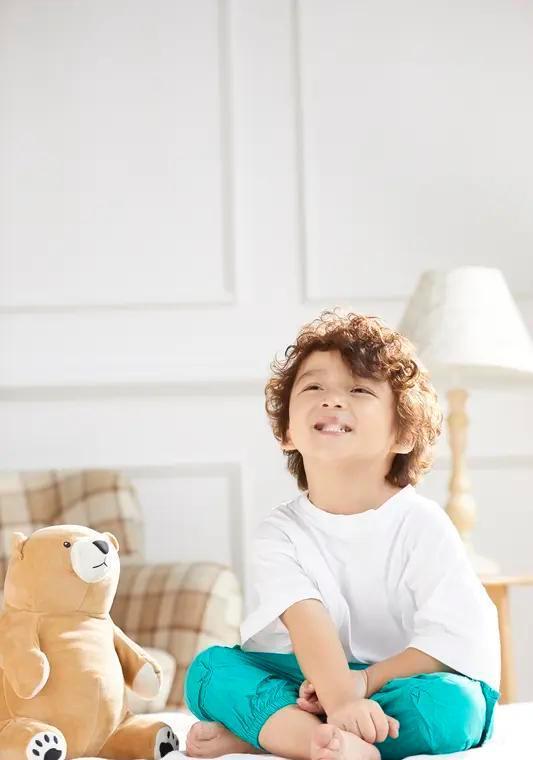 真的被这个4岁的小暖男整破防了，大家都说娱乐圈星二代情商高，但看这位素人妈妈的分