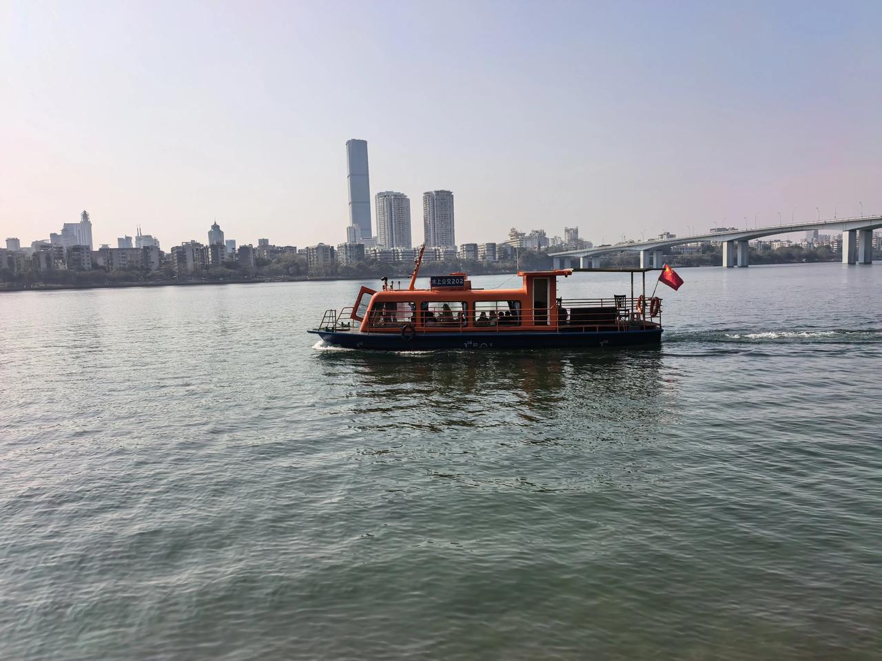 《龙城春泛》

冠军之水碧云天，
红船载歌柳如烟。
古镇游人灯笼挂，
不羡鸳鸯不