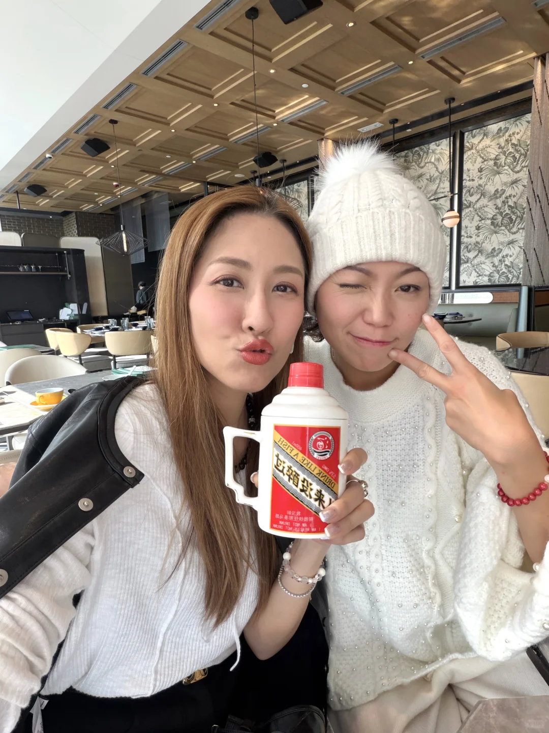 家人和朋友为陈敏之庆祝46岁生日 