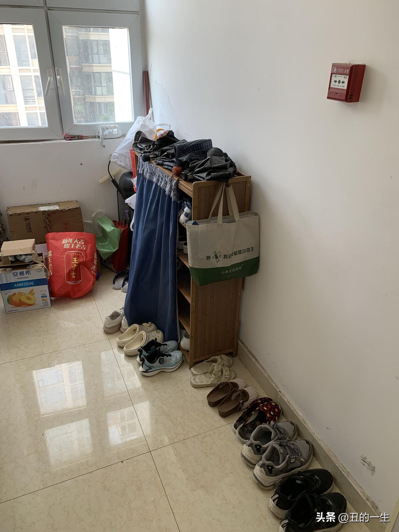 邻居家把走道拐角占为己有，把鞋也放在外面，臭烘烘的，进屋前先闻到一股鞋臭味！
物