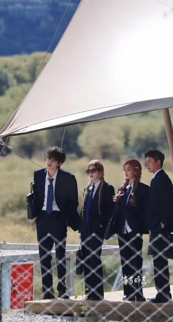 敖瑞鹏在同框照里好时髦，花美男校园王子的感觉。他要是去演流星花园绝对是绝杀。 