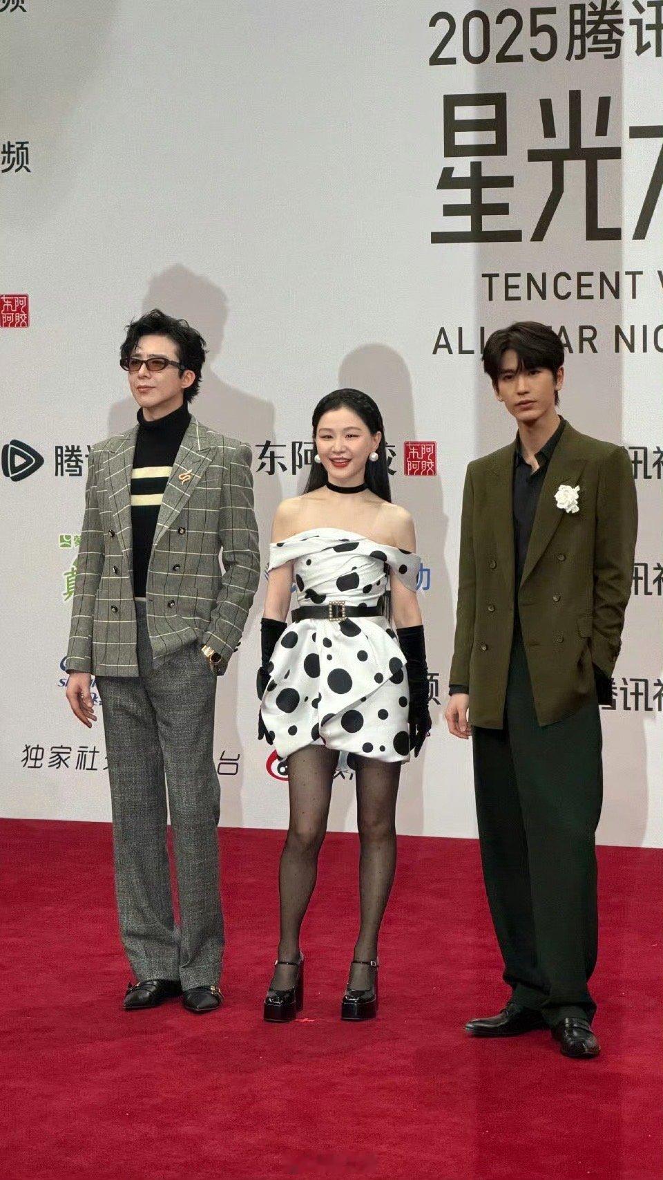 金靖左牵张凌赫右牵刘宇宁哈哈哈哈哈哈谁看了不说一句：金靖果真是好命女人啊，金靖这