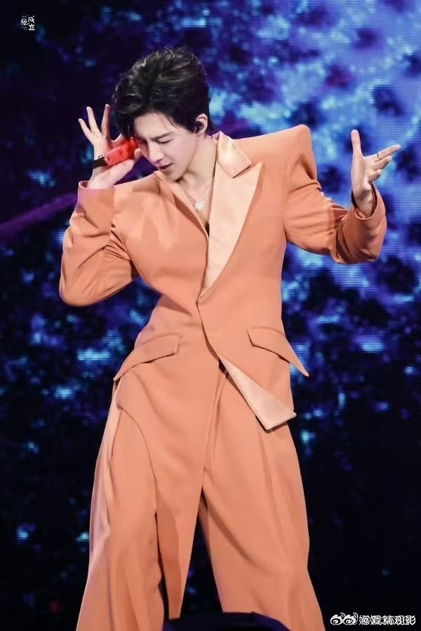 只知道刘宇宁身材很曼妙 刘宇宁这身材比例也太绝了，扭起来那个律动感谁顶得住，曼妙