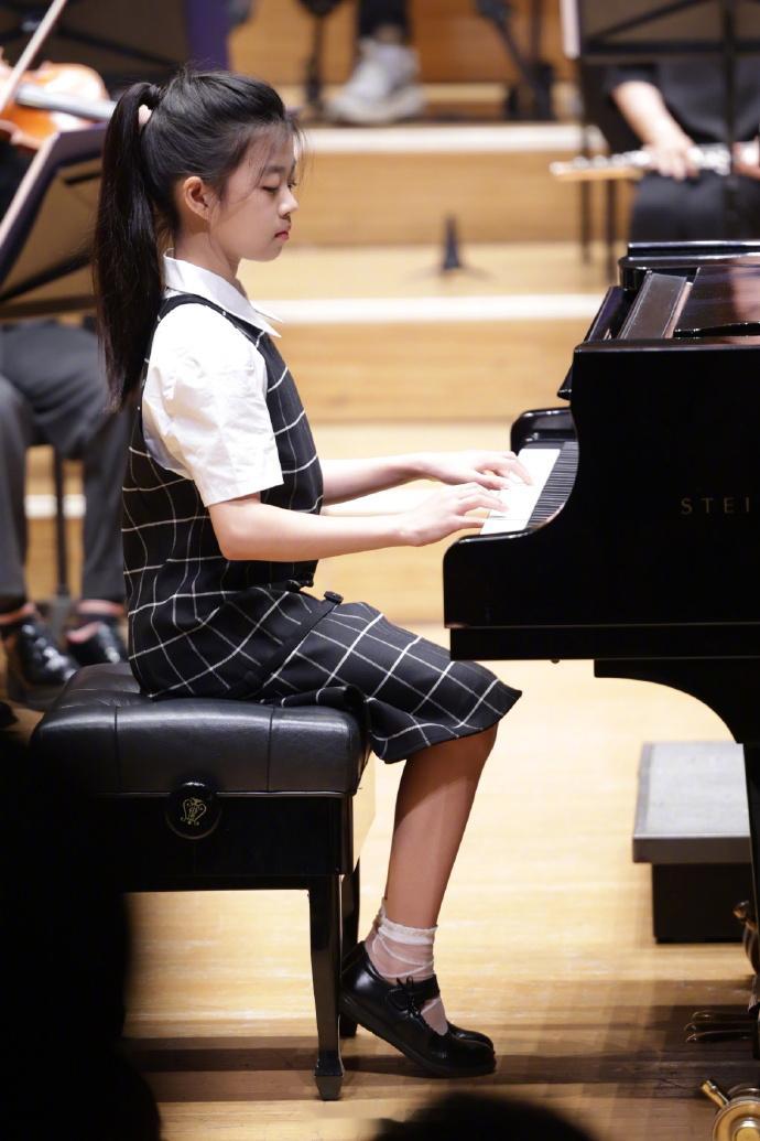 醒醒钢琴演出得交响乐团伴奏汪峰晒和醒醒合照 “看着女儿在舞台上认真自信，优美出色