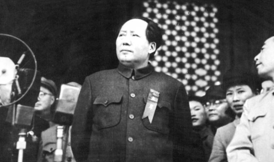 开国大典那天，她搀扶毛主席登上天安门后准备离开，周恩来亲自叫她站在自己身边

1