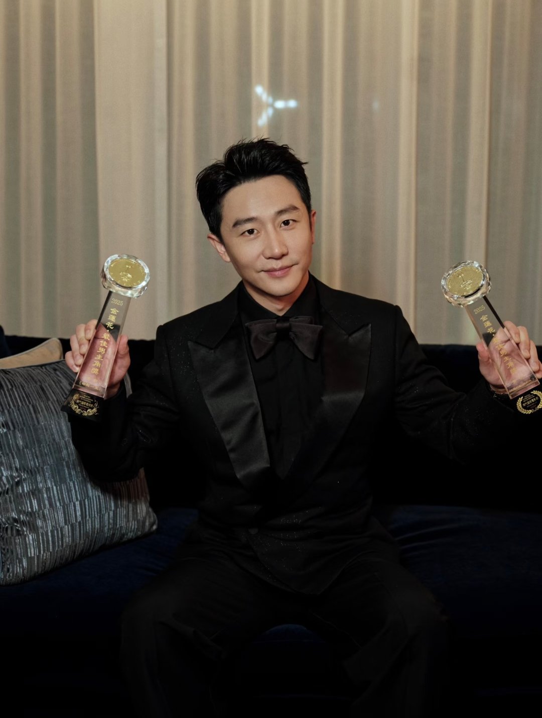 黄轩分享了一组日常～“入行十八年的成人礼没想到能同时获得电影电视的双项荣誉，感谢