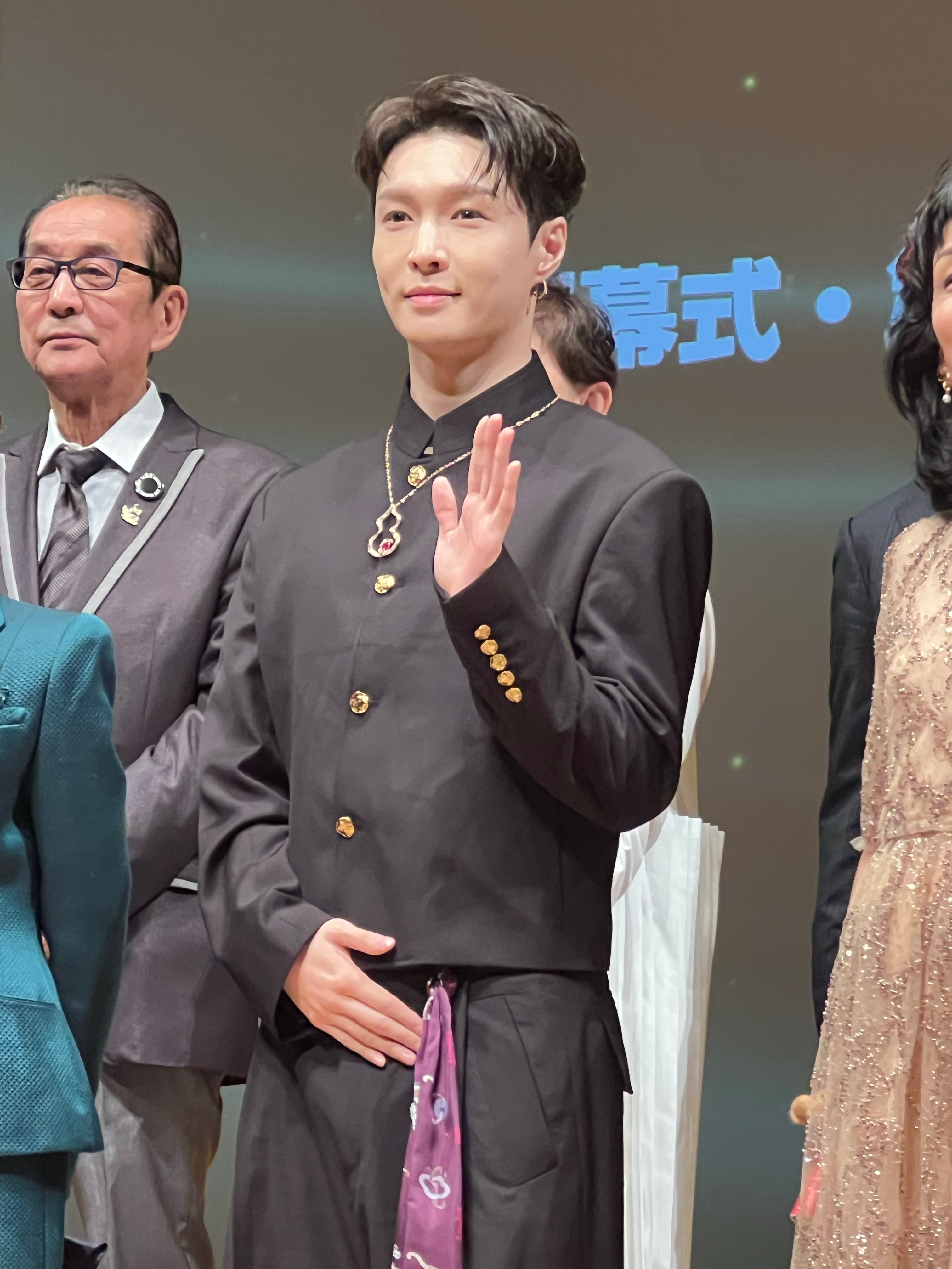 📸交出一波10.28 东京 金鹤奖颁奖典礼现场照艺兴身上的浩然正气感真的无可替