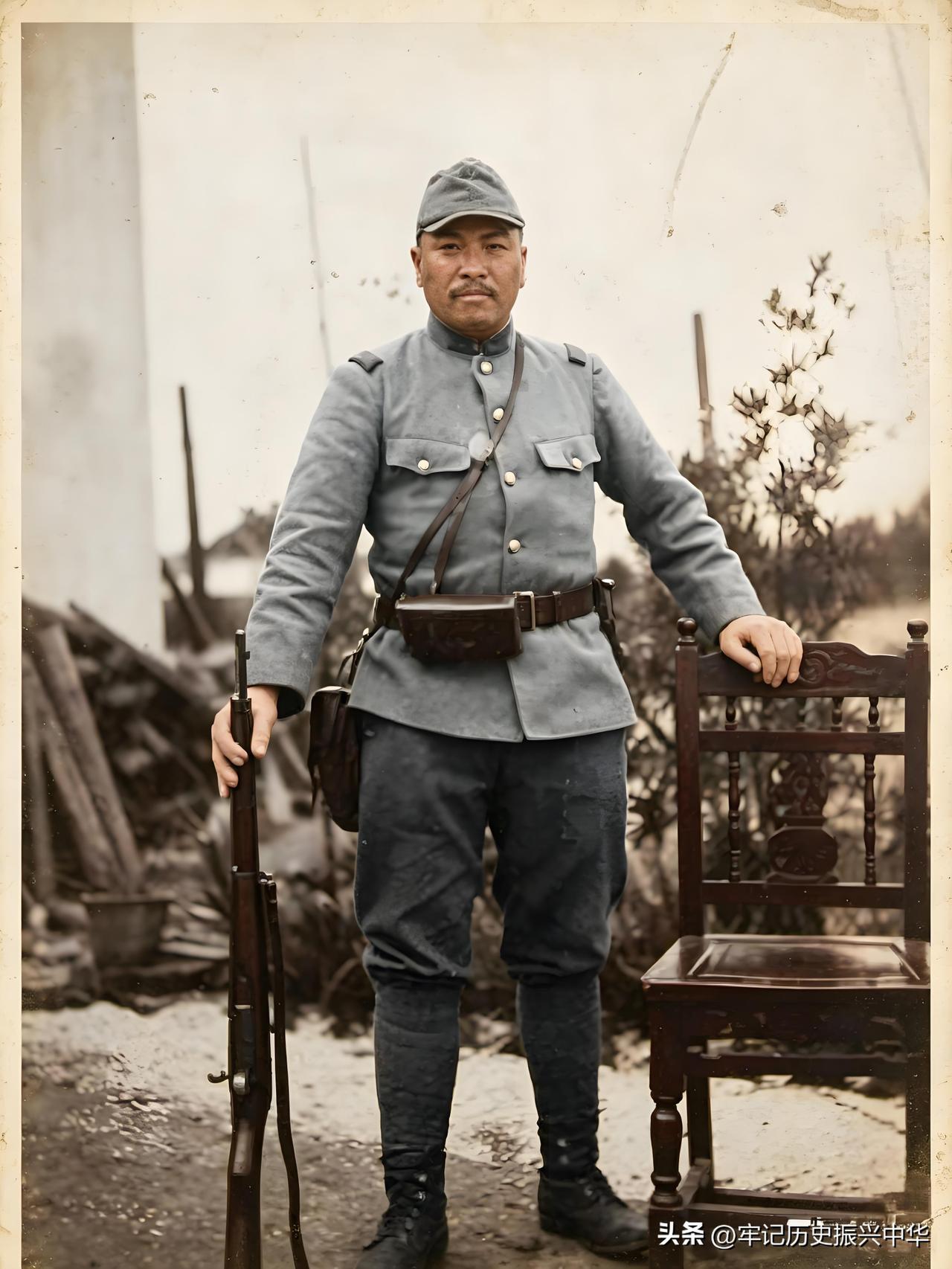 抗战时期日军真实照片
二战时期的日本士兵尤其是军官留着仁丹胡，满脸凶相，心狠手辣
