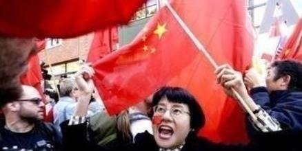 美国人一针见血：“如果中国真的那么好，为啥还有大批人移民到美国？”中国人移民美国